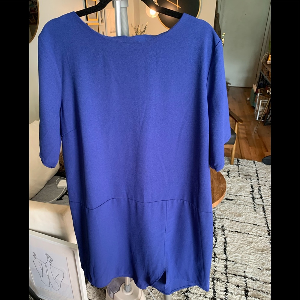 Blue short dress with tiny slit and zipper back